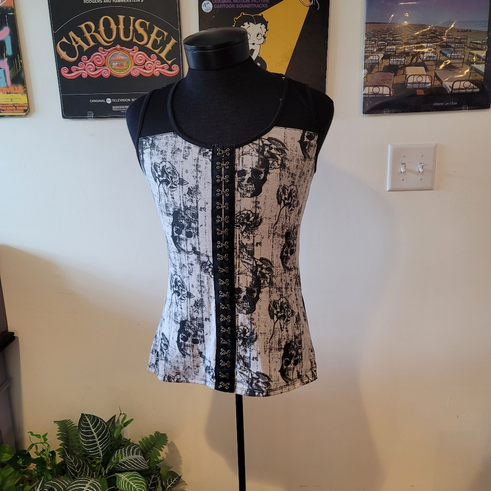 Skull And Rose's B&W Eyelet Front With Net - image 3